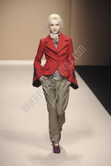 EMBROIDERY,FIGURE,GREEN,HAUTE,JACKET,MILANO,RED,SCARF,TROUSERS,WINTER 2010-11,WOMEN