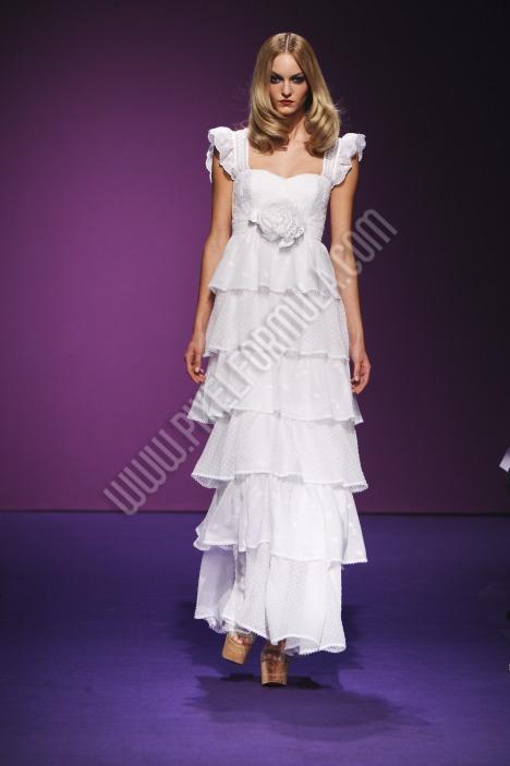 ANDREW GN,EMBROIDERY,ETE,FASHION SHOW,FEMME,FIGURE,SUMMER 2011,WHITE,WOMAN,WOMEN