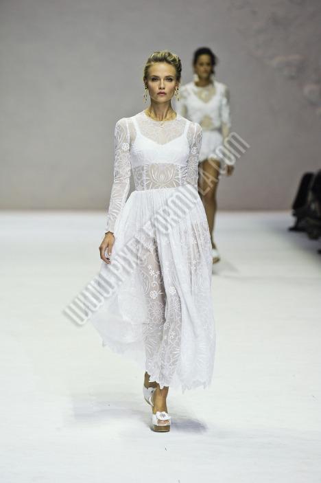 DOLCE AND GABBANA,DRESS,EMBROIDERY,FASHION SHOW,FIGURE,LACE,MILANO,SUMMER 2011,TRANSPARENT,UNDERWEAR,WHITE,WOMEN