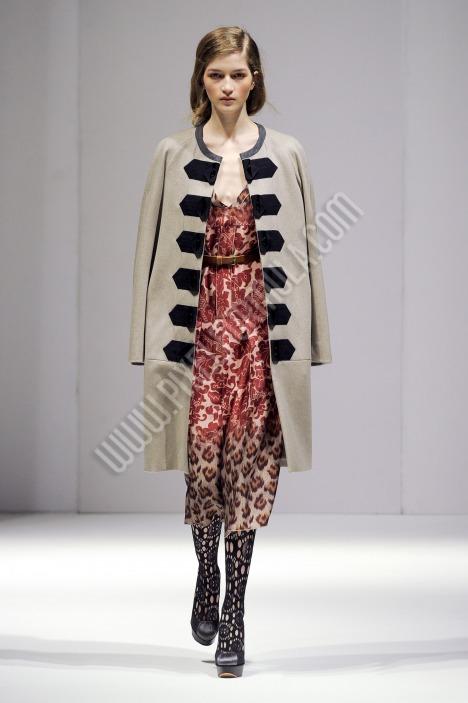 2011 2012,CLEMENTS RIBEIRO,FASHION SHOW,FIGURE,FLORAL,LONDON,PRINT,PRINTS ANIMAL,RED,WINTER,WINTER 2011-12,WOMEN
