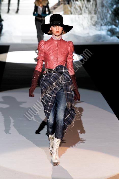 BLUE,DSQUARED,FASHION SHOW,FIGURE,JACKET,JEANS,KNITWEAR,LEATHER,MILANO,PINK,PRINT,SHINY,SHOULDER,TROUSERS,WINTER 2011 2012,WINTER 2011-12,WOMEN